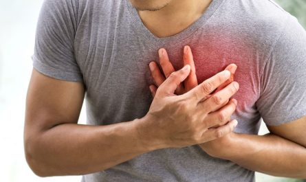 सीने में दर्द के साथ व्यक्ति Heart Attack के लक्षण अनुभव करते हुए